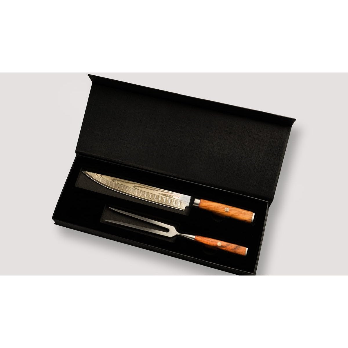 Kitchen Luxe Damast Schneidset Deluxe – Premium Tranchierbesteck mit 67-Lagen-Damastklinge HRC60 und Olivenholz-Griff | 2-tlg Tranchiermesser & Tranchiergabel in Geschenkbox