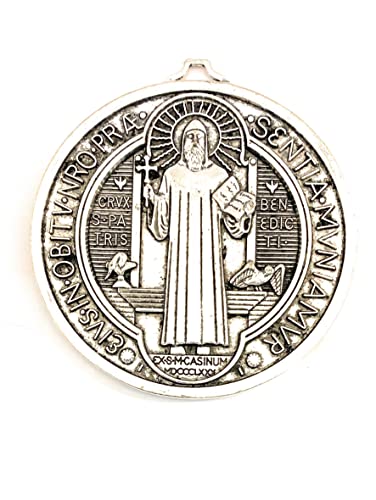 Medalla San Benito de Metal con Baño de Plata La medalla de San Benito es una de las más antiguas en la cristiandad. Se cree que protege contra el mal a quienes la llevan.