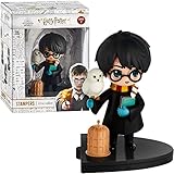 ¡UTILIZA EL SET DE SELLOS PARA UNA FIESTA DE HARRY POTTER! Para los padres y los niños, los juguetes pueden servir tanto de decoración como de entretenimiento, ya que crean una atmósfera y un tema para la fiesta. Organiza una fiesta de cumpleaños de Harry Potter o un pequeño evento temático con estos artículos para fiestas de Harry Potter y deja que los niños disfruten de la magia que tanto les gusta de las películas y los libros.