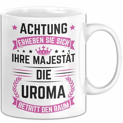 Trendation Uroma Tasse Geschenk Achtung Erheben Sie Sich Ihre Majest&auml;t Die Uroma Betritt Den Raum Geschenkidee Geburtstag Spruch (Wei&szlig;)