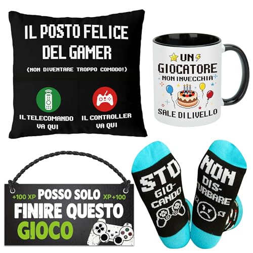 MerriBox Regali per Gamer: Uomini, Ragazzi, Adolescenti – Accessori e decorazioni per stanza di gioco, con calze da gioco divertenti, copri cuscino, tazza per gamer, insegna da appendere alla porta