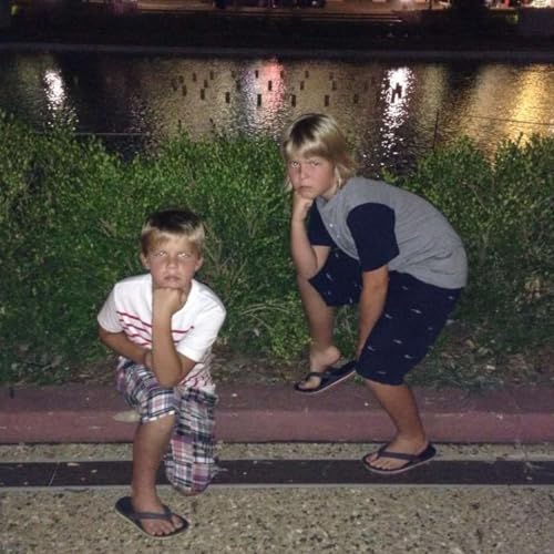 Between Two Bros Podcast Por Maddox and Merik Fuller arte de portada