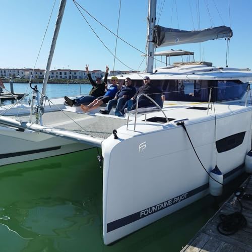 Page de couverture de Between Hulls