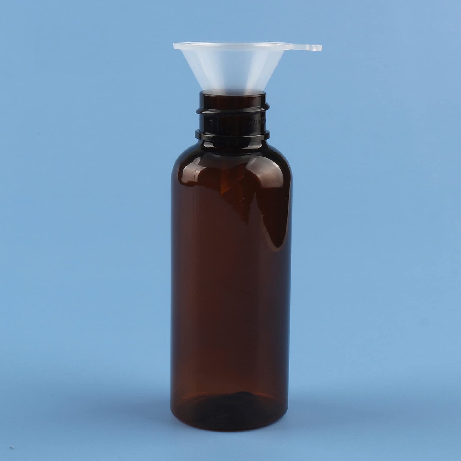 50 Stück Leer 50ml Braun Plastik PET Sprühflasche Reise Zerstäuber mit Schwarz Sprühkopf, Klein Feinen Nebel Parfümzerstäuber Reiseflaschen mit 4x Trichter
