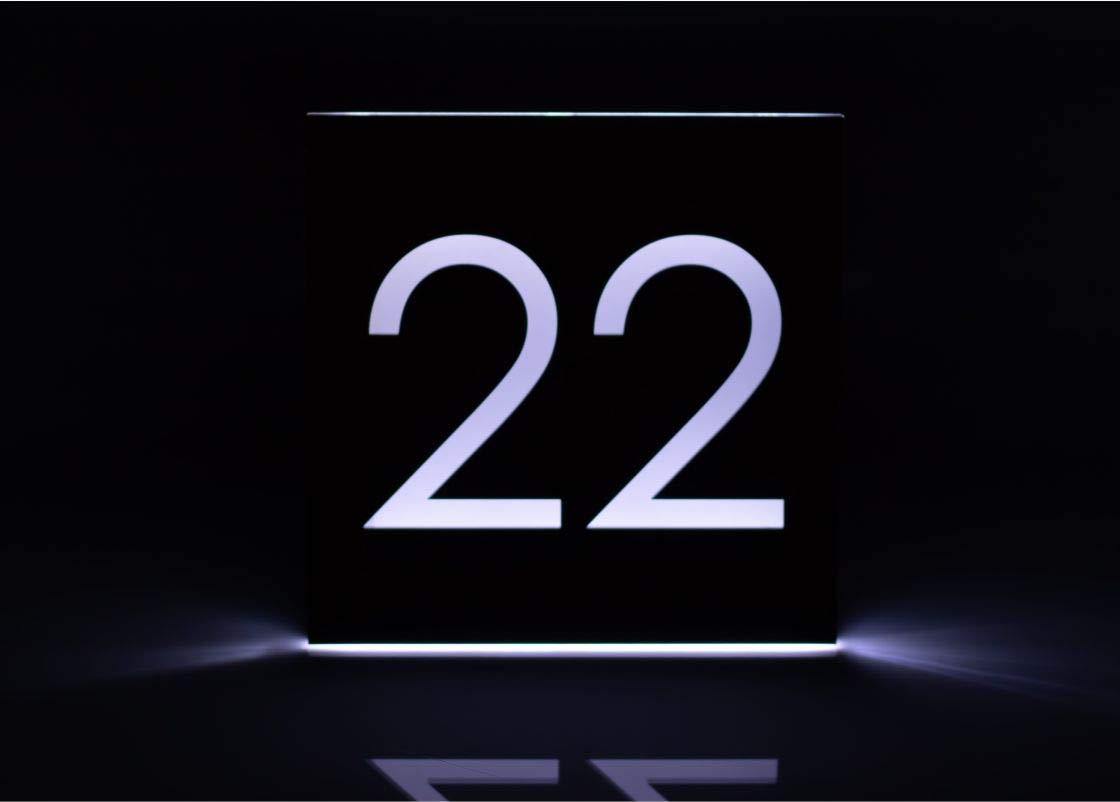 Beleuchtete Hausnummer mit LED Ultraflach | Hausnummernschild Schwarz satiniert/matt | Designer Hausnummern mit Zahlen Ziffern & Zusätze 22x22cm