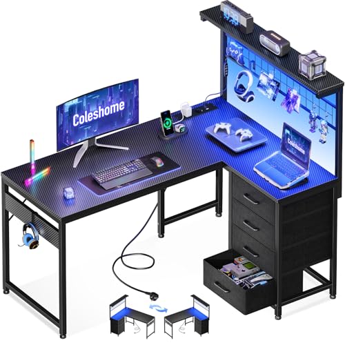 Coleshome Escritorio Gaming con LED, 130 x 100 cm Reversible Mesa Gaming con Cajones y Tomas de Corriente, Escritorio Esquinero con Estantes y Espacio de Almacenamiento, Fibra de Carbono Negra