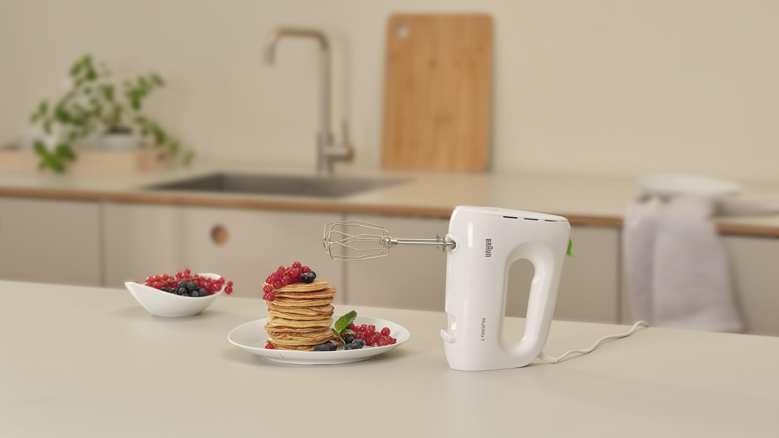 Braun Household MultiMix 1 HM 1100 WH - Frullatore manuale con 4 livelli di velocità più turbo, tecnologia FastMix, EasyClick, con frusta, funzionamento con una sola mano, 450 W, bianco