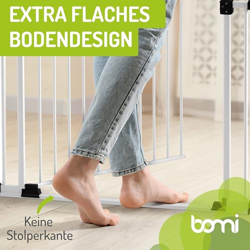 Bomi Treppenschutzgitter Merle Flatstep, Breite 63-71 cm | Türschutzgitter ohne Bohren, stabile Kindersicherung für Kind & Hund, TÜV geprüftes Hundegitter, Türgitter, Treppengitter, Metall Weiß