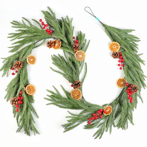 Songjum 1,8 m Guirlanda de Pino Norfolk Verde Artificial Realista con Bayas Artificiales Piñas Naturales y Rodajas de Naranja Seca para DIY Mesa Chimenea y Decoraciones Navideñas