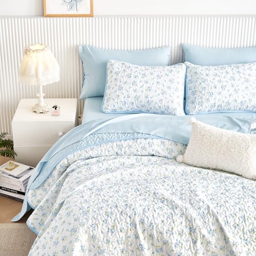 Wake In Cloud - Floral Quilt Set, Coquette Cottagecore Shabby Chic Flower Pattern for Women Teen Girls, Reversible Lightweight Bedspread Coverlet, 3 Pieces, White Blue, Queen/Full Size