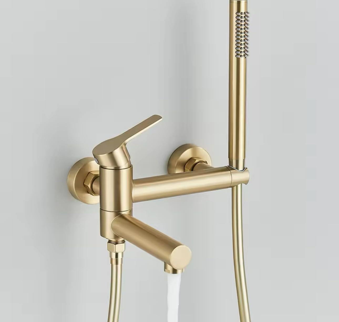 Robinet doré anti-calcaire mitigeur durable pour rénover une salle de bain