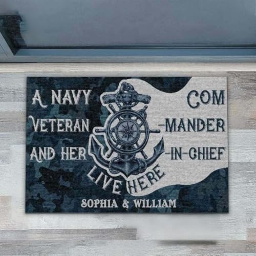 ���փ}�b�g �C�R�̑ޖ��R�l�A�ޏ��̍ō��i�ߊ��������ɏZ��ł��܂� 50×80cm doormat Custom Personalized Navy Veteran Her Commander-In-Chief Live Here