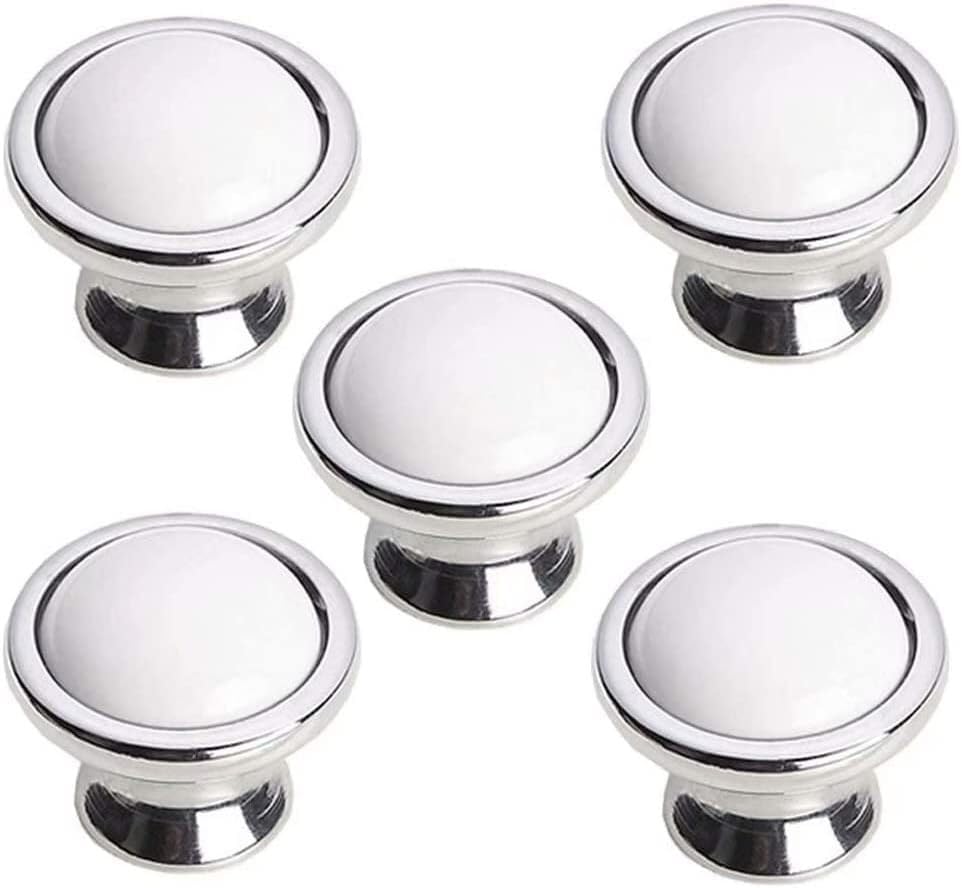 Boutons d'armoire dorés pour remplacer vos vieilles poignées de cuisine abîmées