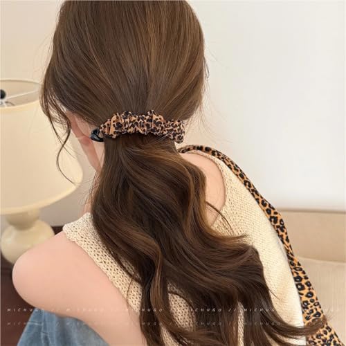 Pinzas de plátano que muestran el volumen del cabello con lunares y leopardo 5