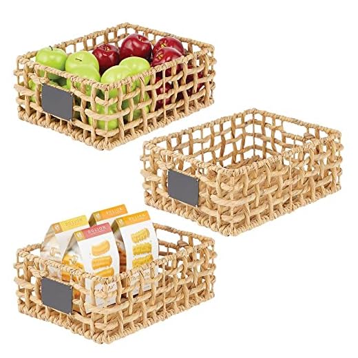 mDesign 3er-Set Aufbewahrungskorb für den Schrank oder das Regal – Flechtkorb aus Hyazinthe mit Beschriftungsschild – Schrankkorb mit Tragegriffen für Bad, Küche, Wohn- & Schlafzimmer – naturbelassen
