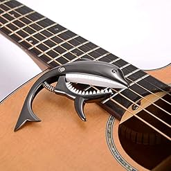 Capodastre Ukulélé à changement rapide, rembourrage en silicone souple, forme de dauphin, en alliage de zinc noir - Les Beatles, Paul McCartney, John Lennon, RIngo Starr, George Harrison Capodastre Ukulélé à changement rapide, rembourrage en silicone souple, forme de dauphin, en alliage de zinc noir – Image 6