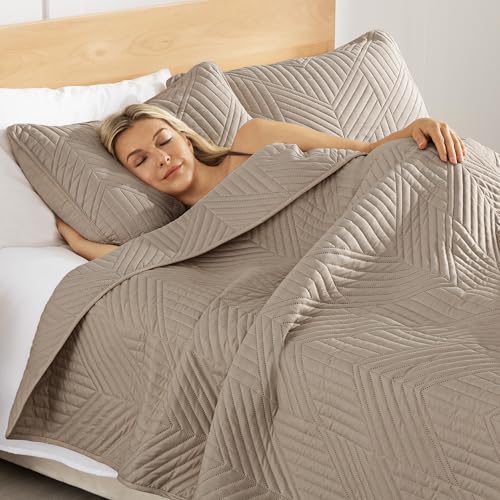 Exclusivo Mezcla California King Quilt Bedding Set, Lightweight Taupe Oversized King Bedspreads Soft Modern Geometric Coverlet Set for All Seasons (1 Quilt and 2 Pillow Shams)