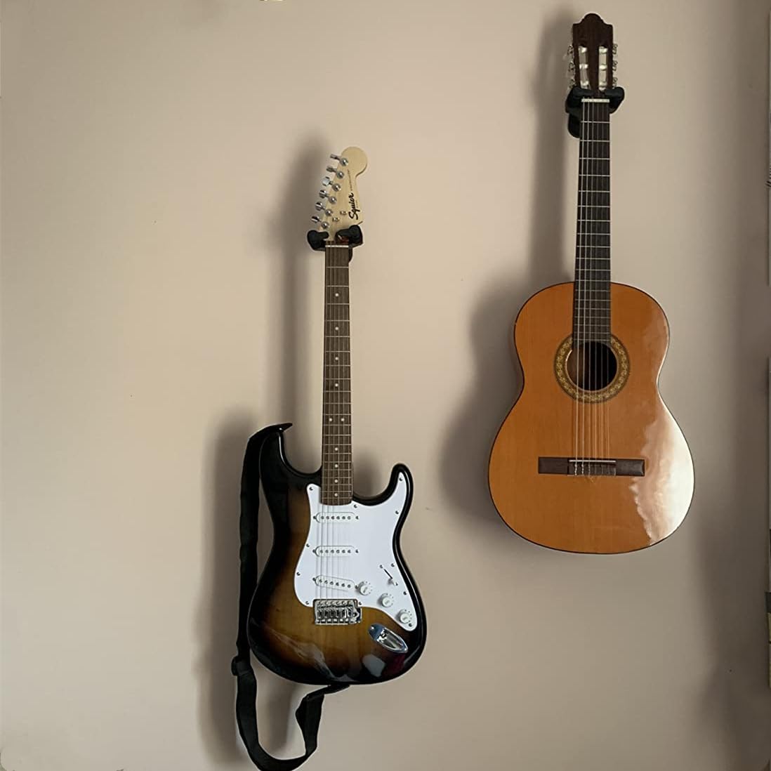AH85 Professionnel Support Mural pour Guitare avec Verrouillage Automatique et Design Pivotant pour Guitare Classique, Guitare Électrique, Guitare Acoustique et Basse etc,Bois Massif