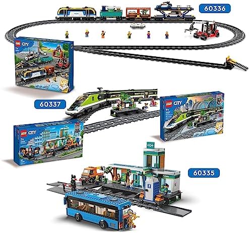 LEGO 60335 City Dworzec kolejowy, Zestaw Kreatywny z Autobusem i Przejazdem Kolejowym z Płyt Drogowych, Pasuje do Innych Zestawów Klocków Konstrukcyjnych City, Zabawka i Prezent dla Dzieci