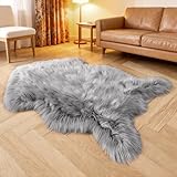 Confort luxueux : le tapis à poils longs gris dispose de poils en peluche de 6 cm d'épaisseur, offrant un toucher incroyablement doux. Cette fausse fourrure de haute qualité offre le meilleur toucher et la meilleure sensation, créant un espace chaleureux, confortable et accueillant dans votre maison. (Remarque : lors de la première ouverture, le tapis en peau de mouton synthétique peut apparaître froissé en raison de l'emballage sous vide. C'est normal, et il retrouvera sa texture moelleuse après 3 à 5 jours d'aération.)