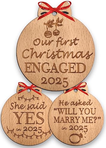Heart's Sign Primo Regalo di Fidanzamento Di Natale Per Coppie 2025 Set Di 3 | La nostra prima pallina di Natale Fidanzata 2025 | Palline di fidanzamento 2025