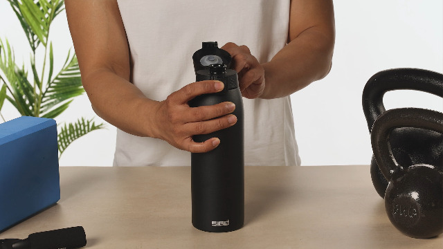 Sigg - Aluminium waterfles - Traveller MyPlanet Black - Klimaatneutraal gecertificeerd - Geschikt voor koolzuurhoudende dranken - Lekvrij - Lichtgewicht - BPA-vrij : SIGG