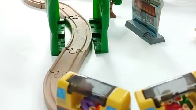 SKIKHN Train De Locomotives à Piles Magnétique - Jouet Éducatif Compatible Rails En Bois Pour Enfants Dès 3 Ans
