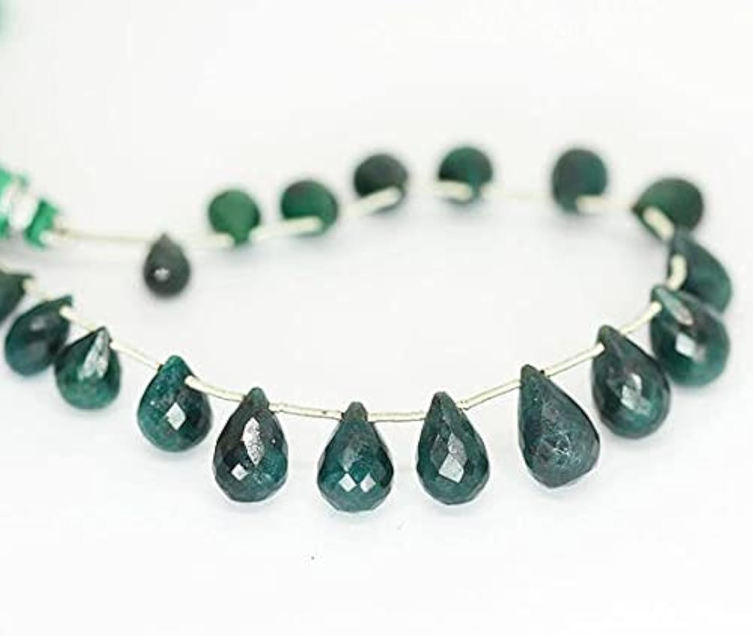 Émeraude verte pour bijoux bohèmes chic, fil de gouttes briolettes facettées de 8" LKBEADS