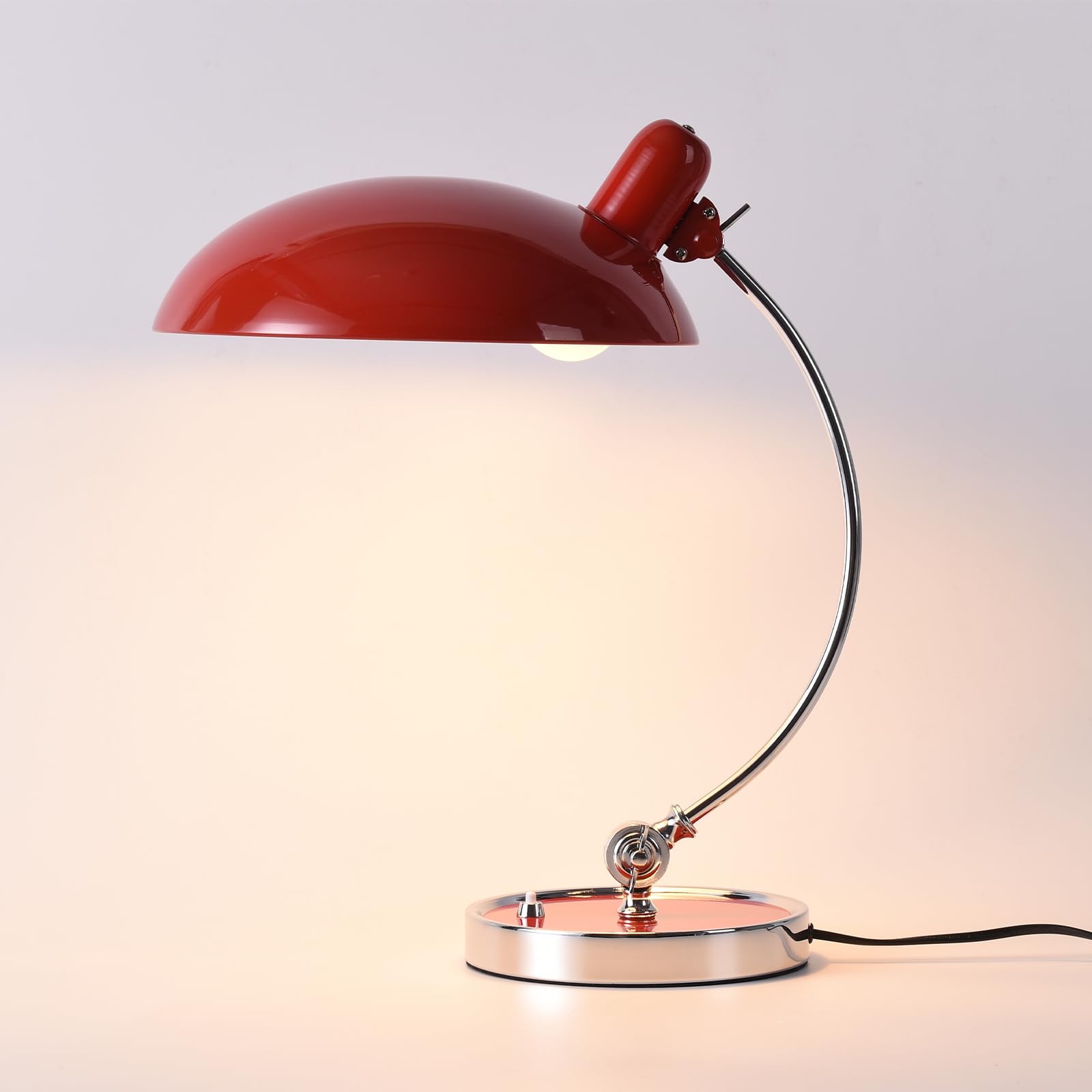 Alpinaluz Flexo de Mesa Bauhaus E27 Rojo y Cromo Metal Ø29 cm | Pantalla roja giratoria, brazo cromado ajustable e interruptor en base para escritorio, despacho, lectura o mesilla