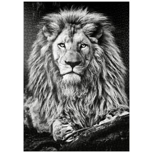 Schwarz-Weiß-Bild eines Majestätischen Löwen - Premium 1000 Teile Puzzle - MyPuzzle Sonderkollektion von Puzzle Galaxy Cover
