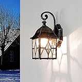 Die rustikale Außenwandlampe überzeugt mit einer gekonnten Kombination aus klassischer Laternen Form, antiker Lackierung und klarem Glas: das versprüht historischen Flair auf Ihrem Balkon oder in Ihrem Eingangsbereich.