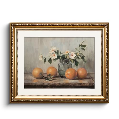Classica natura morta della cucina: arance fresche, delicati fiori bianchi e un vaso di vetro rustico creano un tocco mediterraneo. La combinazione armoniosa di toni arancione, beige e verde regala un'atmosfera accogliente a qualsiasi cucina o zona pranzo. Perfetto per cucine aperte, bistrot, bar o ristoranti in stile rustico. Un regalo di buon gusto per intenditori