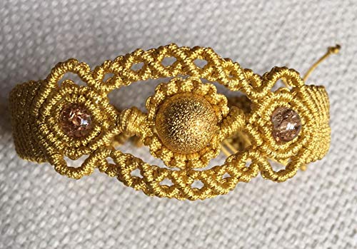 Pulsera, brazalete macrame dorado hecho a mano con cuenta grande polvo de estrella y rocallas cristal. Cierre ajustable