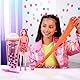 Barbie Pop Reveal Bubble Tea Serie Puppe und Zubehör, duftende Mango-Mochi-Modepuppe mit Haustier, 8 Überraschungen, darunter Farbwechsel, Becher zur Aufbewahrung, HTJ22