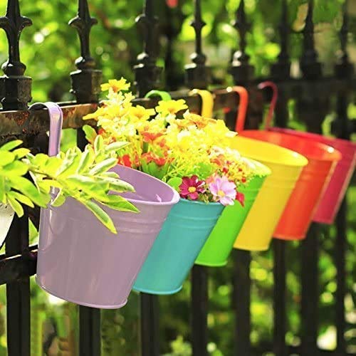 Pots de fleurs suspendus pour optimiser l'espace sur petit balcon - 7
