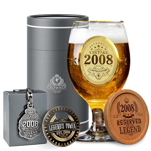 CROWNLY CRYSTAL® 2008 Personalisiertes Bierglas 18. Geburtstag Junge Geschenk Männer Deko Gravur Geschenkidee Bruder Ehemann Geburtstagsgeschenk