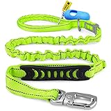 【Dureza y Durabilidad】Esta correa para perros utiliza polipropileno con material duradero, que es cómodo, amortiguador y elástico. La correa elástica para perros medianas y grandes de hasta 220 libras, se puede extender de 125 cm a 160 cm. El anillo en D, la hebilla de seguridad del automóvil y el mosquetón de esta correa para perros están hechos con aleación de zinc, son hermosos, duraderos y fáciles de usar.