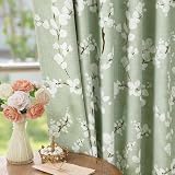 Facile à accrocher : les 8 œillets gris argenté s'adaptent à toutes les tringles standard ou décoratives jusqu'à 3,8 cm de diamètre. Parfait pour votre salon, cuisine, chambre à coucher ou toute autre zone de fenêtre.