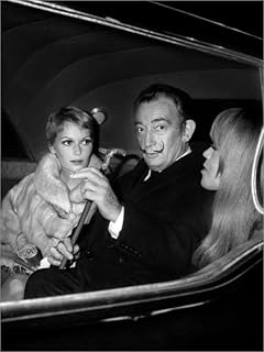 Mia Farrow with Painter Salvador Dali And Amanda Lear, Paris, 1970 Poster Stampe da Parete per Tutti Gli Ambienti 13 x 18 cm Nero e Bianco Persone Decorazioni Parete