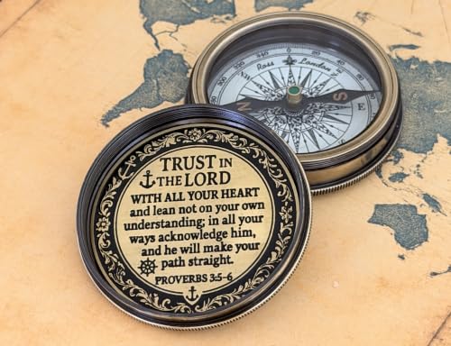 Brújula grabada 'Trust in the Lord' - Versículo de la Biblia Proverbios 3:5-6 - Regalo cristiano para hombres - Borde de latón con estuche de cuero miniatura 2