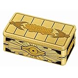 Die 2019 Gold Sarcophagus Tin ist nach dem ikonischen Gold-Sarkophagus entwickelt und wurde entwickelt, um die Menge an Verschleiß zu reduzieren, die durch die Karten erhalten bleiben, die Sie darin aufbewahren, was es zu einer stilvollen und effizienten Art und Weise macht, Karten aufzubewahren, die für Sie wichtig sind! Jede Dose wird mit 5 Prismatic Secret Rare Variant Karten geliefert: 2 Karten (aus einem Satz von 6 neuen Karten) mit Kunst von Kazuki Takahashi, dem Schöpfer von Yu-Gi-Oh! 2 Karten (ab einem Satz von 5 Karten) vom Original Yu-Gi-Oh! Zeichentrickserie, die die