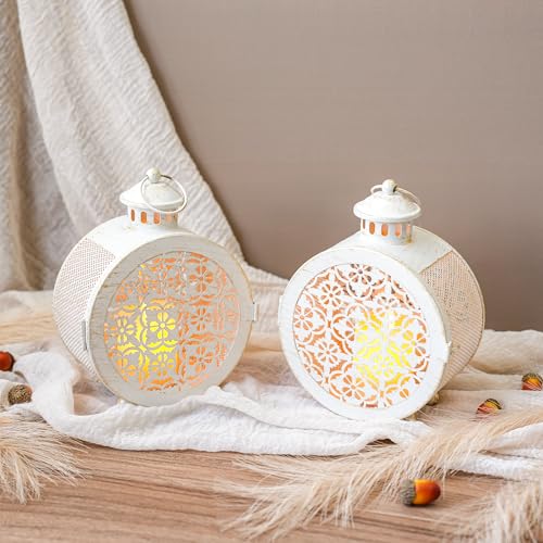 TRIROCKS Satz von 2 runden Vintage-Metall-Kerze-Laternen 19cm H Dekorative hängende Kerzenhalter für Indoor Outdoor-Paritäten Hochzeiten Patio und Garten (weiß, Hohle Retro-Muster)