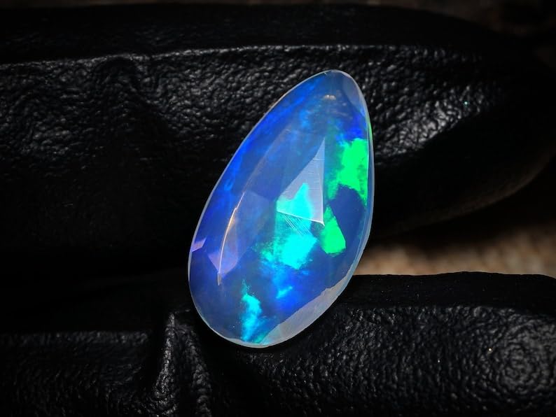 Opale éthiopienne à facettes 18x10mm de qualité AAA pour création de bijoux