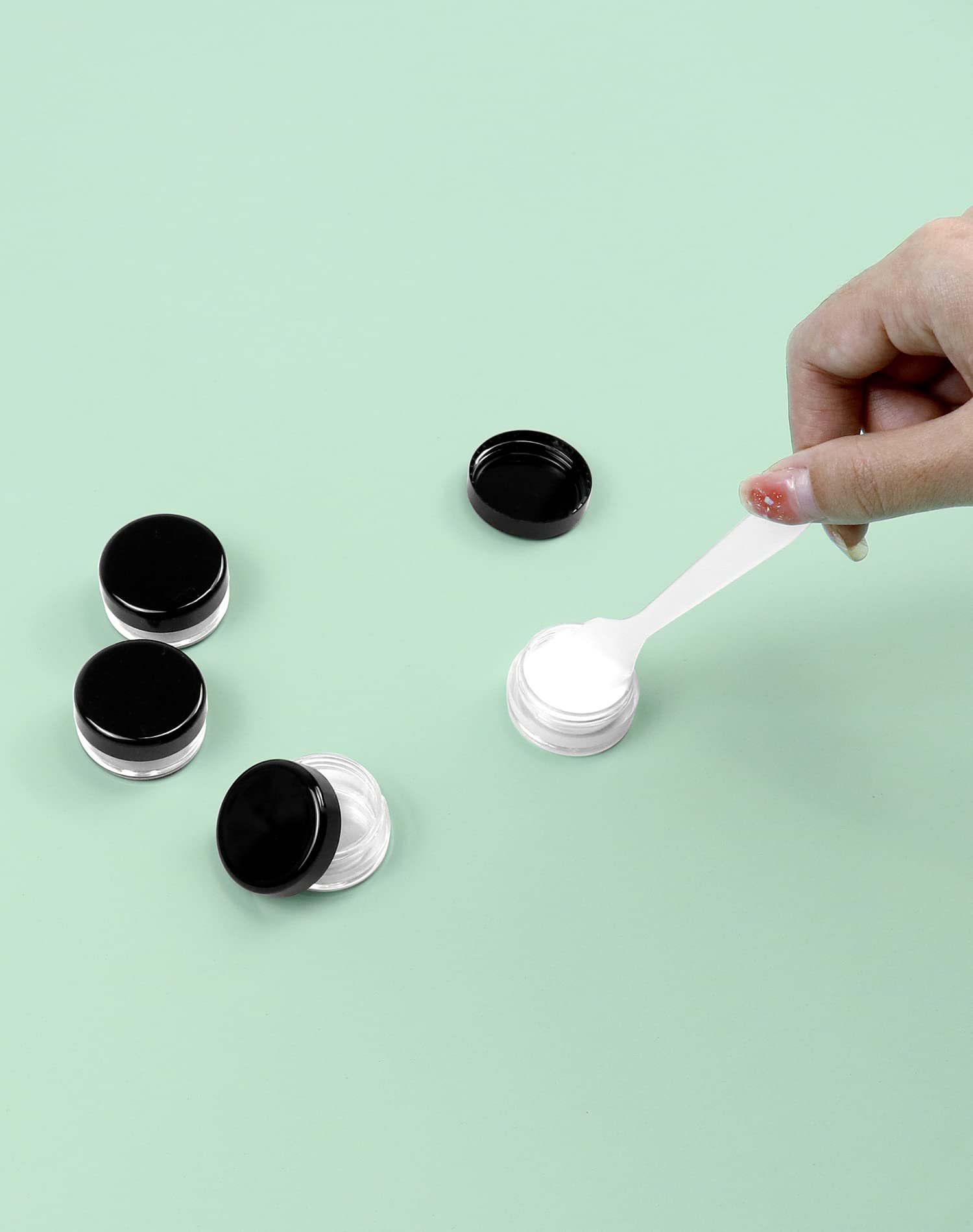 QWORK® 60 sztuk małe plastikowe słoiki z pokrywkami, z naklejką i małąłyżeczką do przechowywania makijażu, biżuterii, żelu itp.