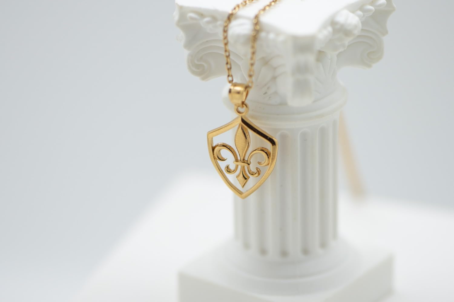 Pendentif en plaqué or 3 microns 18 carats - Fleur de lys (14 mm x 21 mm)