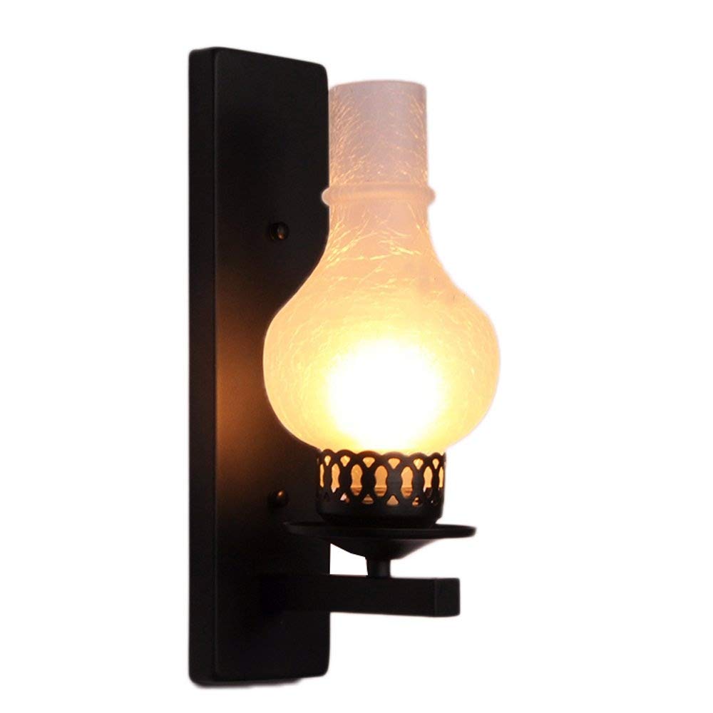 Lampe murale vintage pour sublimer un couloir sombre et habiller un mur vide