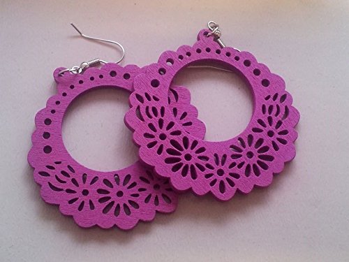 Orecchini in legno fucsia intagliati simil pizzo