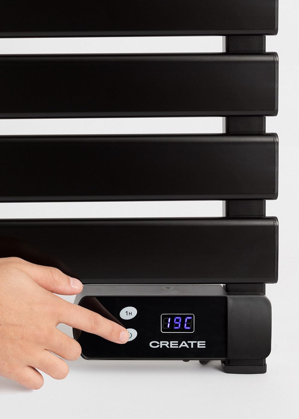 Primer pla del panell de control digital amb una pantalla LCD que mostra '19C' i dos botons.