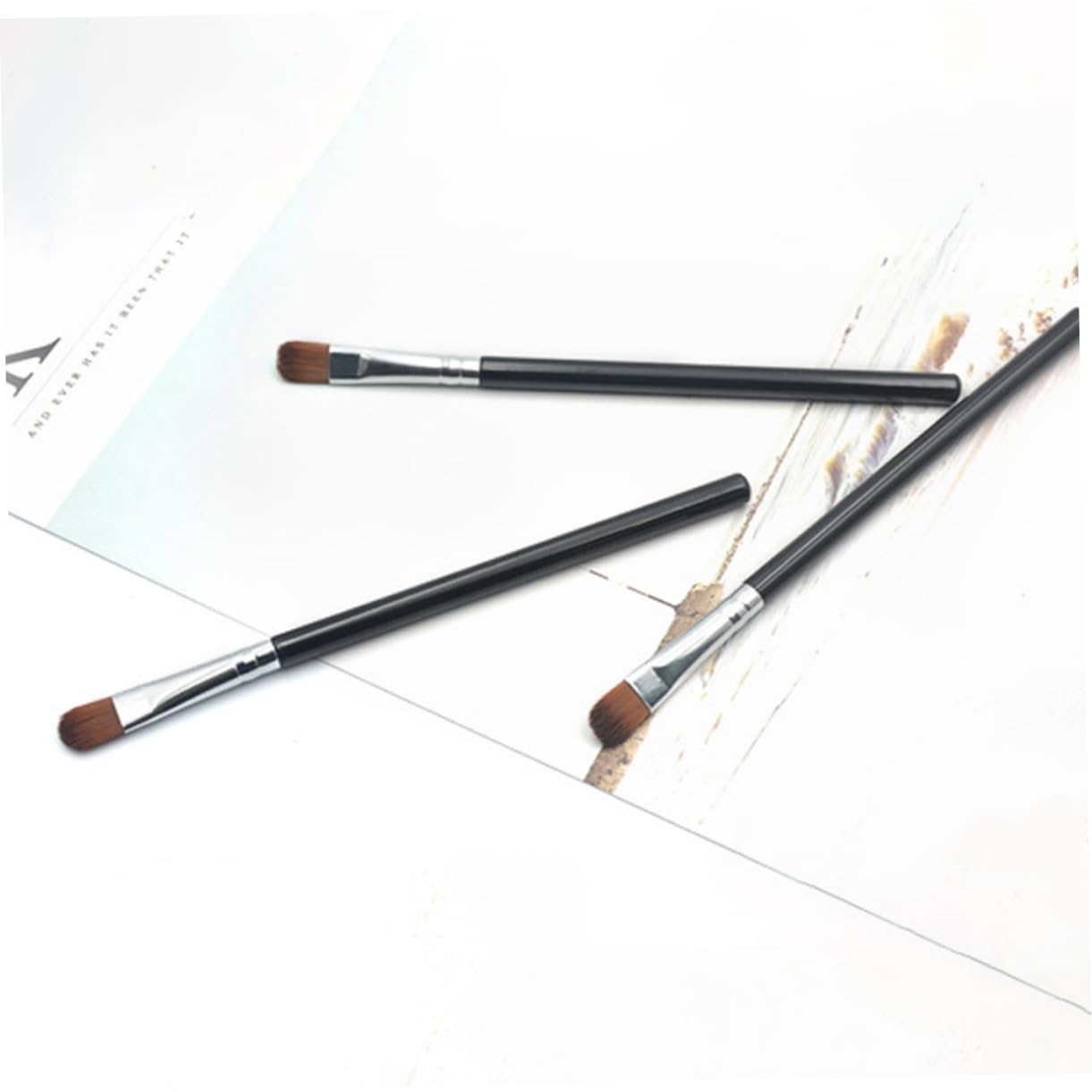 Portable Single Eyeshadow Brush 100pcs Makeup Tool for Women Lip and Eye Makeup Applicator Soft Synthetic Bristles for Travel and Everyday Use