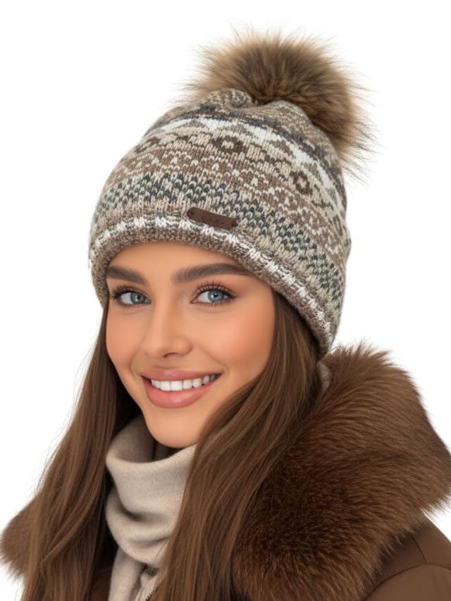 Baesics Wintermütze Creme mit Muster Damen Herren – Gefütterte Bommelmütze mit Kunstfell Pompon, Strickmütze Beanie Stil, Made in EU, One Size, Warm & Elastisch mit...